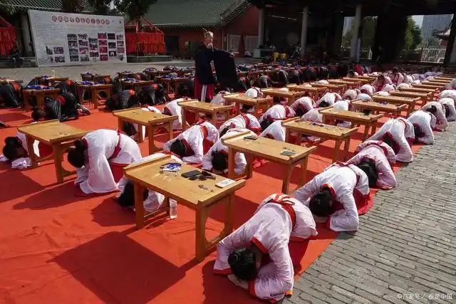 跪地磕头:历史上特定时期被篡改的古代跪拜礼