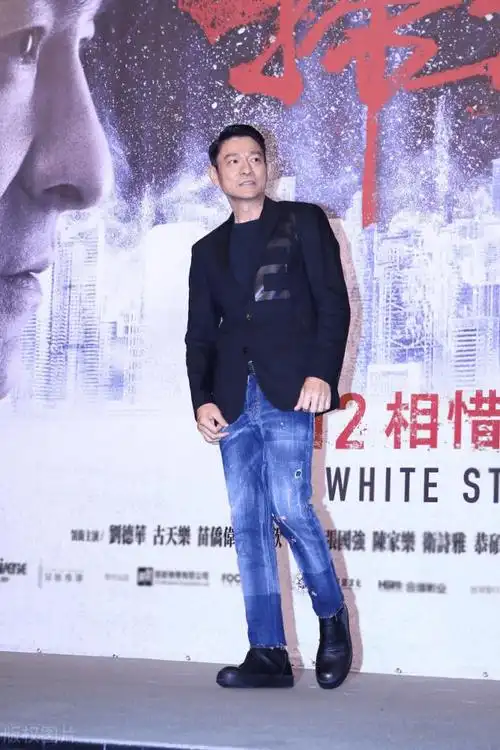 刘德华献唱颁奖典礼穿牛仔裤配厚袜子好时髦60岁还这么年轻