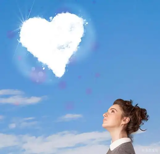 可爱_女孩_看_白色_心形_云_蓝色背景_天空_图片大
