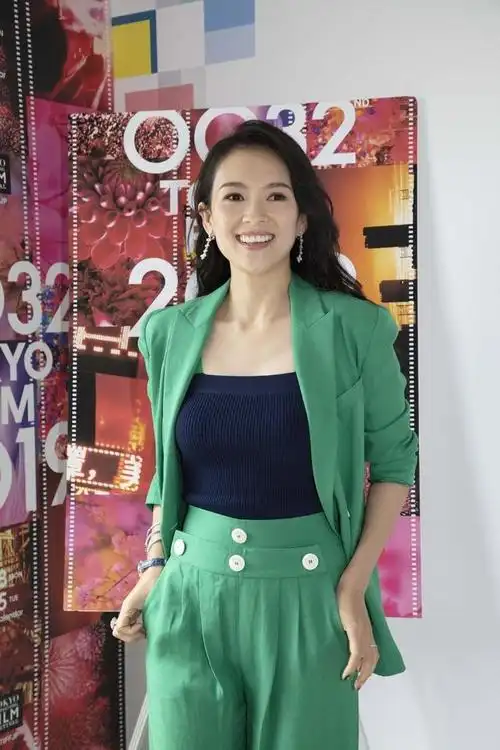 164cm章子怡翻车了?穿西装干练率性,混搭长款阔腿裤拉低身高值