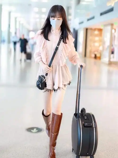 郑爽又瘦回高峰期了?马丁靴配黑丝没有性感,只有满屏"骨感"