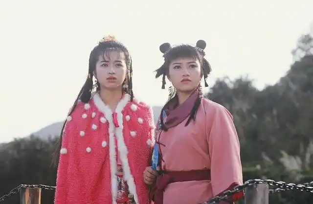 《日月神剑》剧照当年齐头并进的双男主,如今也有了天壤之别.