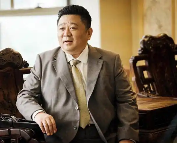 "梁冠华在话剧舞台上的表演很松弛和自然,台词清晰.