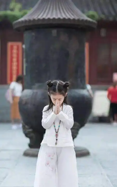 一张动漫女双手合十祈祷图片壁纸