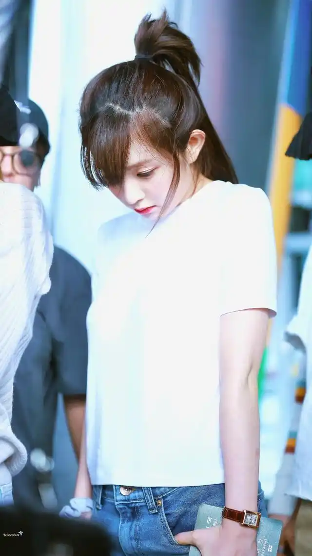 irene裴珠泫清纯穿搭,穿着白t恤犯困的样子,真是惹人怜爱