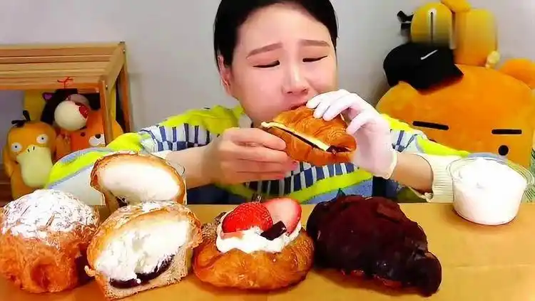 韩国大胃王卡妹,吃巧克力面包 奶油面包,大口大口地吃,真馋人
