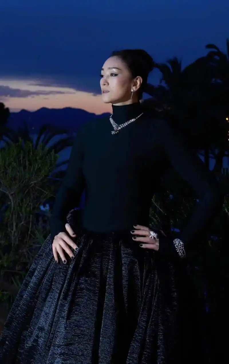 #巩俐戛纳全黑礼服# 巩俐戛纳红毯造型图,顶级星光,王者气场,愿做裙下