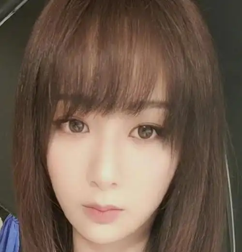 杨紫剪短之后气质更突出了杨紫晒照换新发型 剪齐刘海短发清新文艺