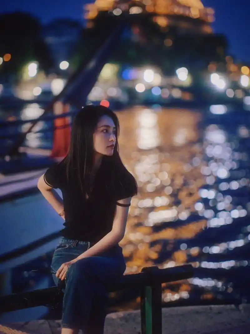 李沁湖岸夕阳随拍# 沁沁的侧脸好精致好漂亮,整个人温柔慵懒,随性