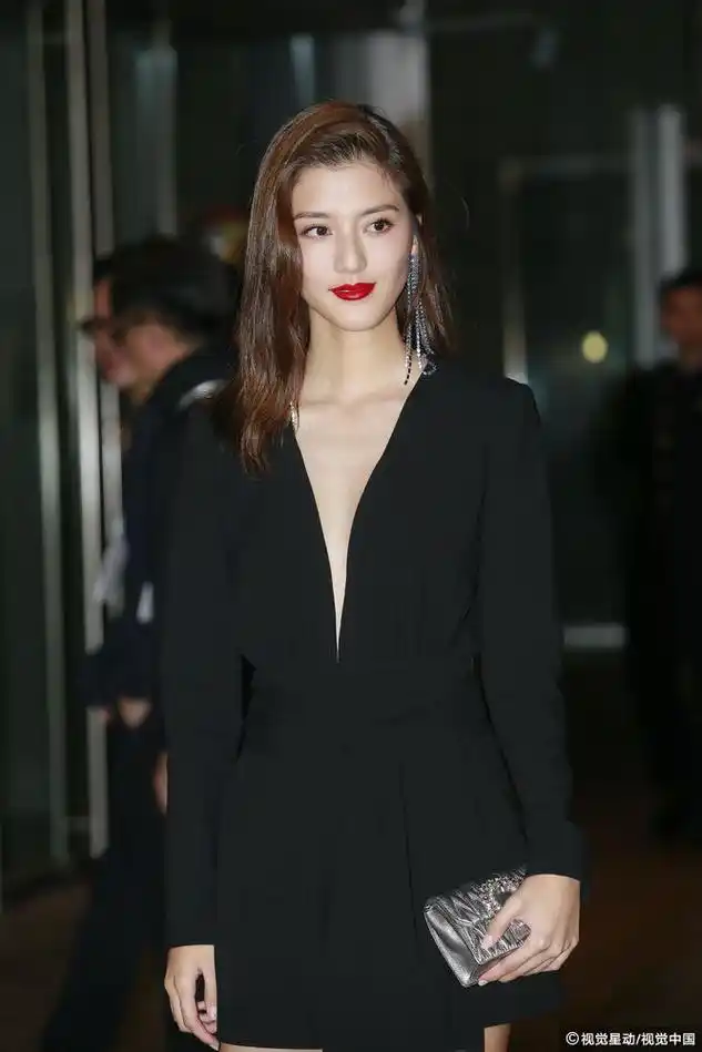 林峰的前女友吴千语,也许知道前女友会去参加婚礼,林峰就没有现身了.