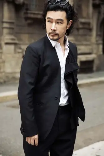 近日,黄维德曝光一组米兰写真.