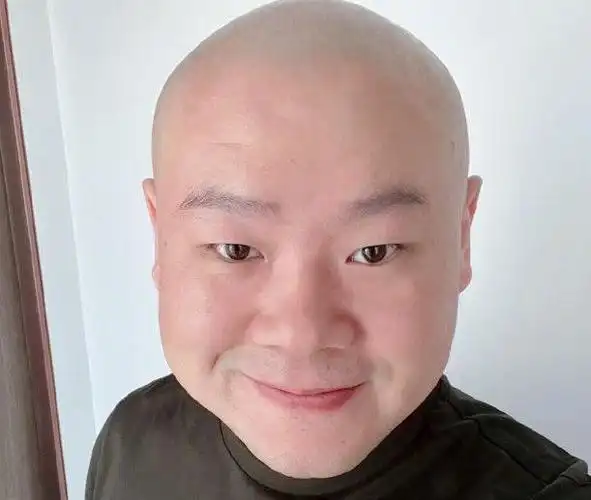 光头相声演员都有谁:德云社最自信的演员,为了证明颜值剃了光头_婴儿
