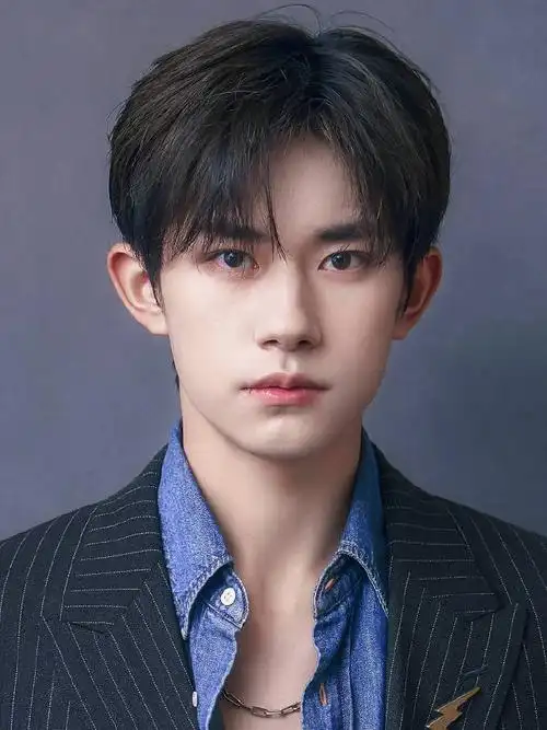 易烊千玺二十冠岁朝暮锦程