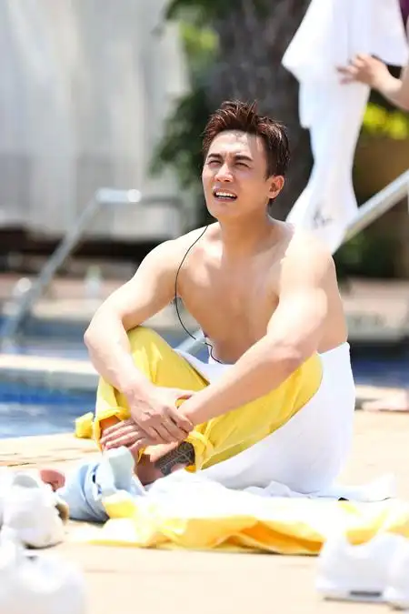 全员2霸屏王子杜淳变乞丐上演湿身诱惑