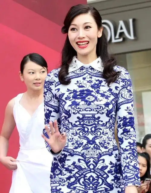 李嘉欣身穿旗袍出席罗莱家纺活动