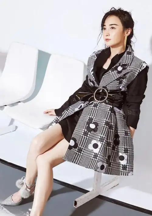 脚踩一双银色的高跟鞋,姚笛的穿搭看起来真是性感,而且在凌乱中凸显出