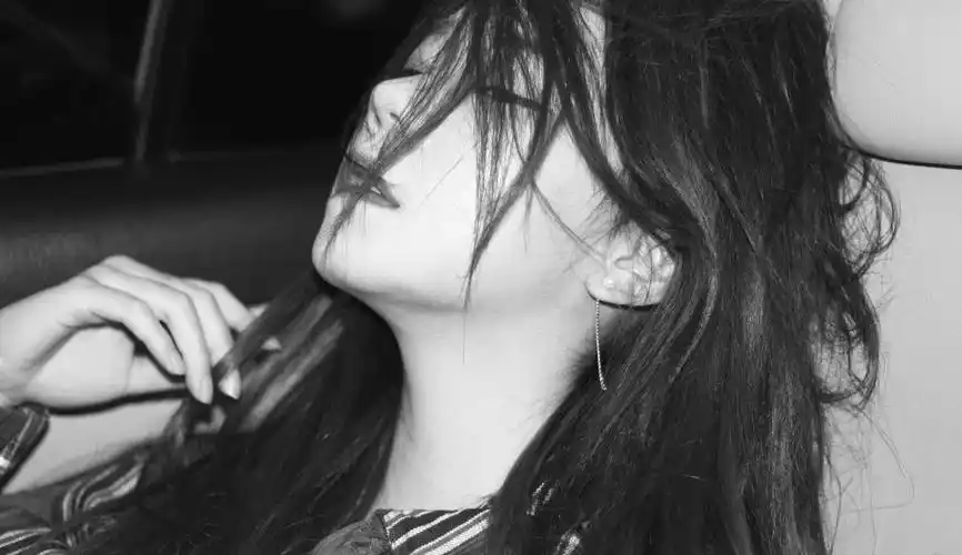 张紫宁黑白风格精致妆容美艳自拍图片59