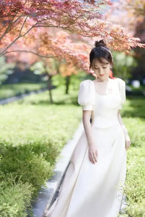 杨紫低头浅笑白裙翩翩似仙女下凡