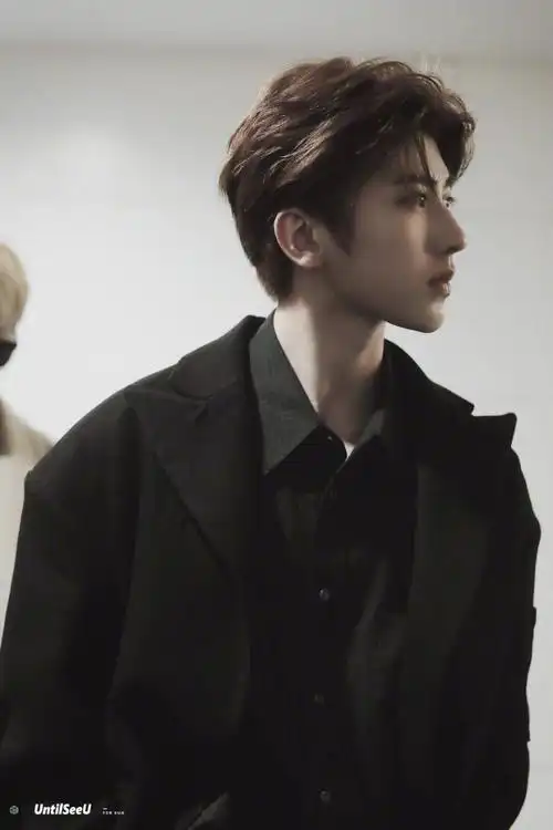 在?一起来欣赏一下蔡徐坤的绝美侧颜吧