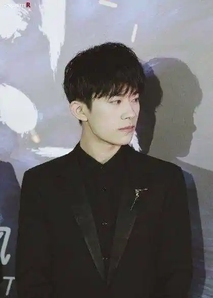 放肆一下风云盛典,易烊千玺不经意误入镜头,看完后_大佬_时间_鼻梁