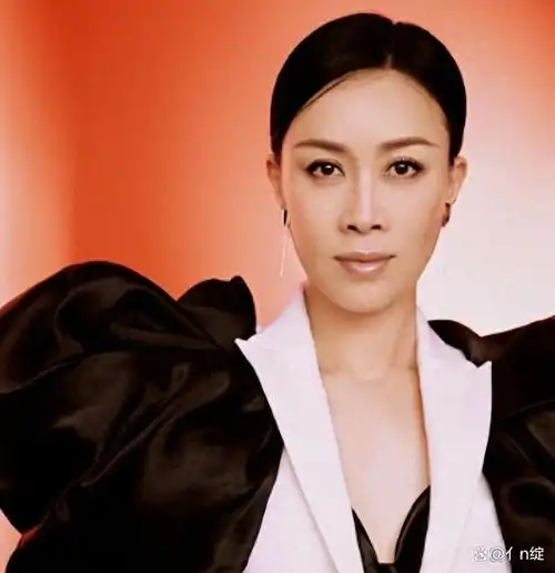 967年,那英出生在一个普通工人家庭,家境并不富裕.