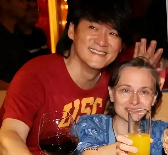 不少网友们都呼吁周华健和康粹兰可以上一期《幸福三重奏》节目,因为