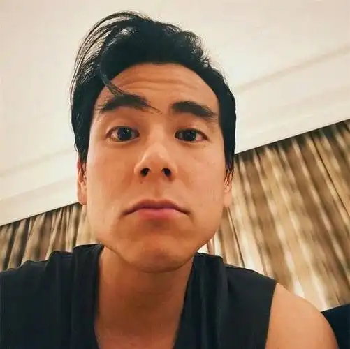 原创彭于晏鼓励女医护粉丝,内容很暖心,粉丝防护服上写的五字很亲切