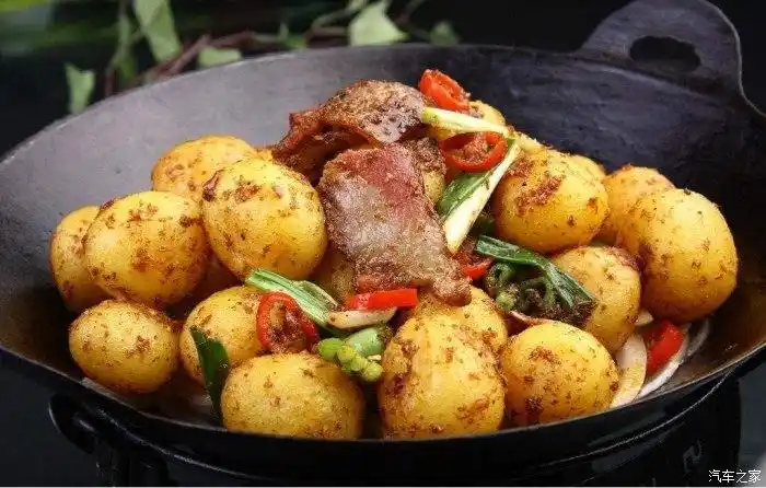 腊肉炖个小土豆