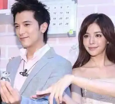 但好景不长,2003年传出邱泽恋上台湾模特李毓芬(柯震东前任女友).