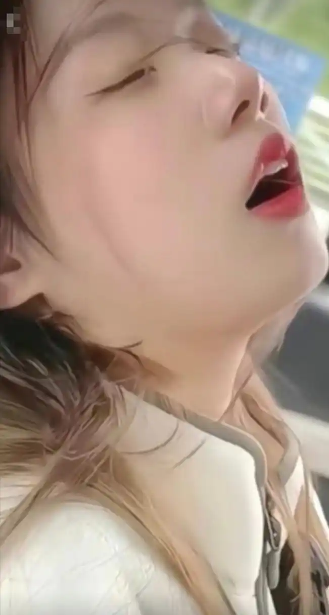 这样的天就是容易困,张着嘴睡觉的小姐姐太可爱了.