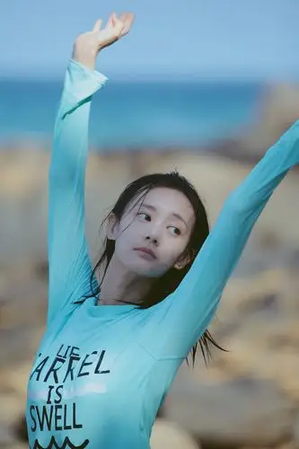 李一桐海岛度假照 素颜出镜少女感爆棚