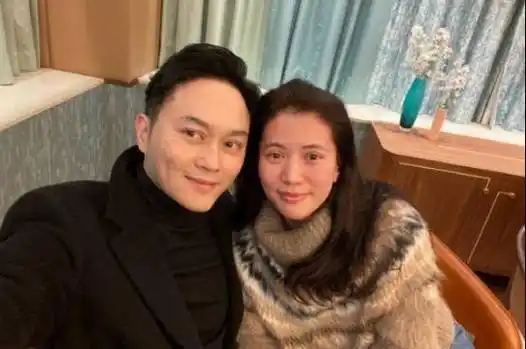 一句话就让张智霖乖乖开门,要多