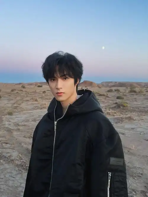 张真源发刘耀文玩雪照