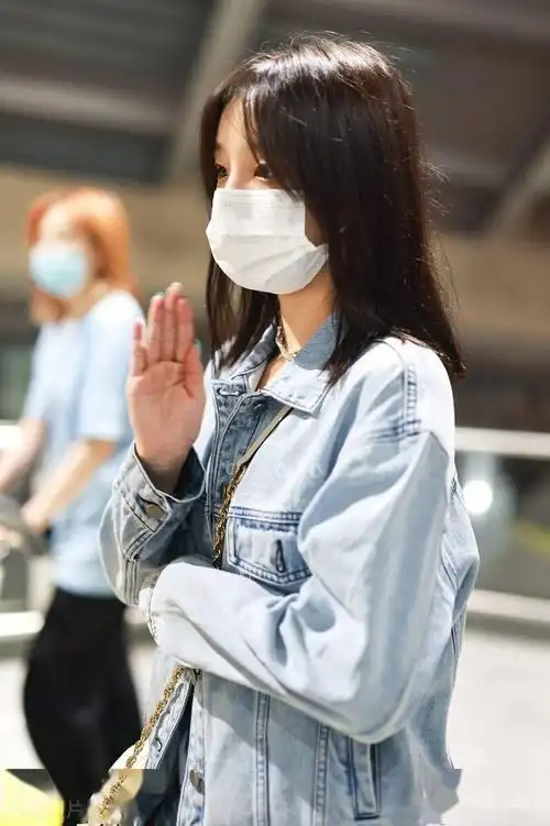 街拍:宋雨琦挎圆形包包休闲时尚,和粉丝打招呼亲和力满满_机场