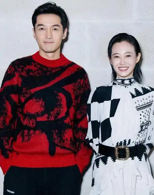 在娱乐圈中备受瞩目的明星胡歌,与妻子一同外出购物的温馨瞬间,不仅