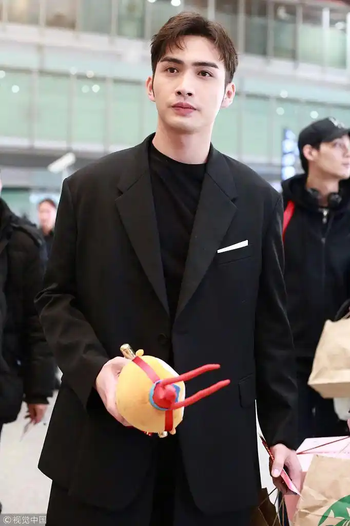 "杨幂员工"张彬彬获迷妹跟拍露甜笑 粉丝送咖啡公仔一路把玩