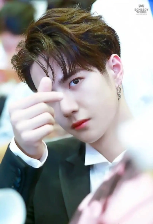 王一博14岁旧照曝光帅气脸庞破整容传闻