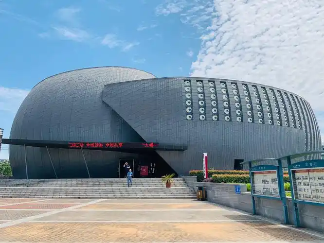 讲解员介绍,含山博物馆的外墙,就是按照这块玉器的造型而设计.