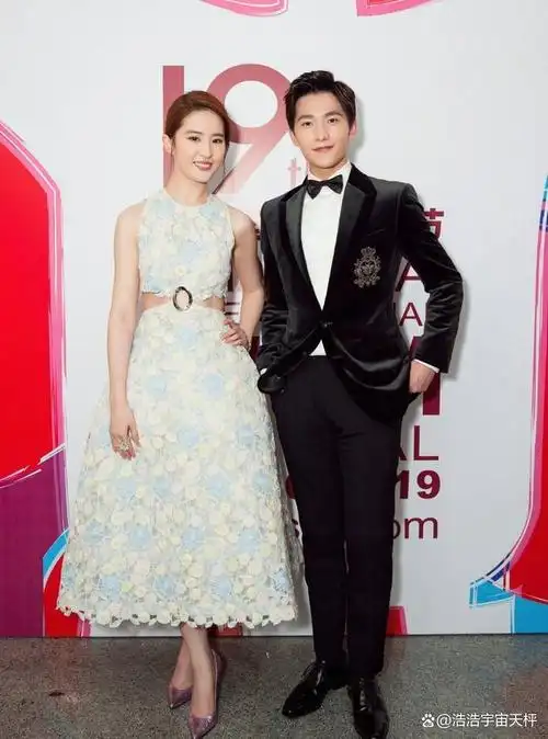 相貌英俊帅气,却输在"个子矮"上,这8位男星的身高太不懂事了