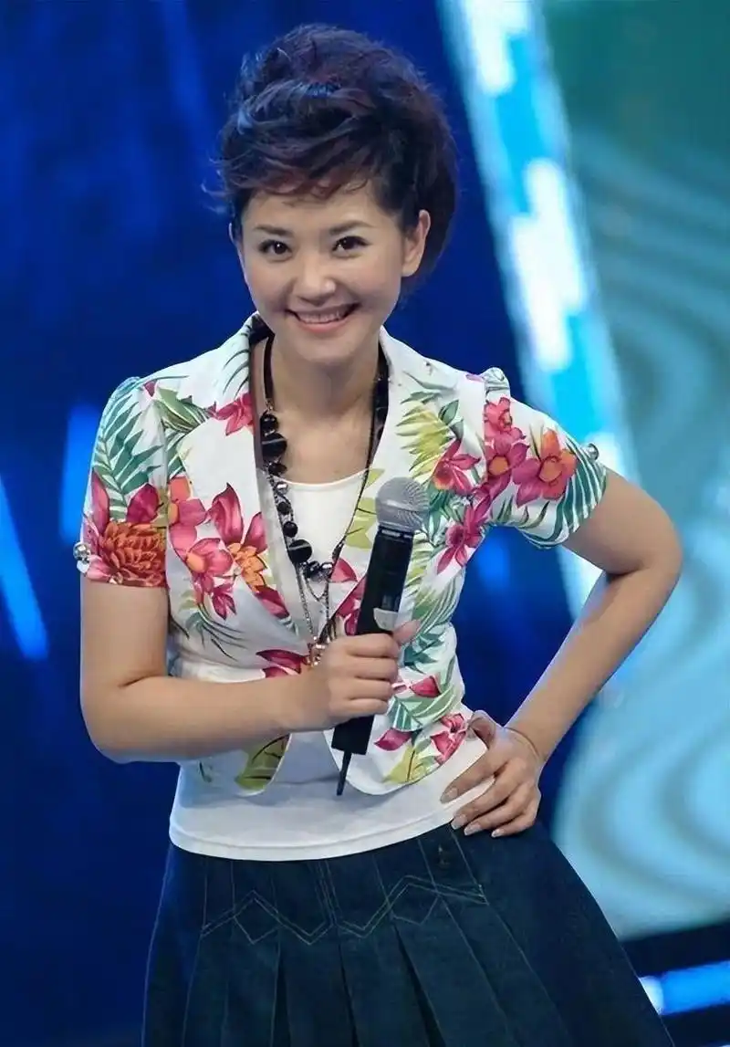 方琼:坚韧努力的女性 方琼是一个坚韧努力的女性,她从一个普通的幼师