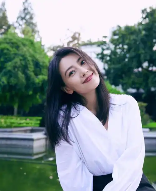 辣妈高圆圆,深v波点裙时尚大气,让人羡慕__财经头条