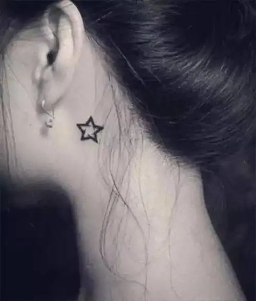 比如:在耳朵后面纹上一个精致的小纹身,有点隐晦,若隐若现,甚为性感.