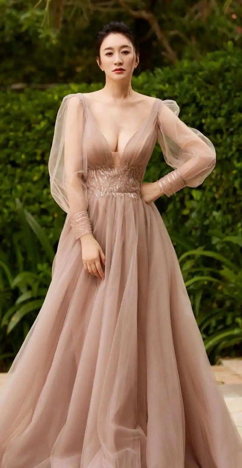 冻龄女神李小冉高清写真,性感优雅,女人味十足