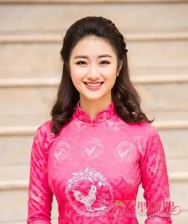 一年一度旗袍季怎么梳头发 现代扎发能hold住古风旗袍吗_发型师姐