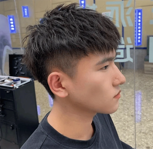 少年感十足烫发发型,帅气清爽,蓬松立体有型