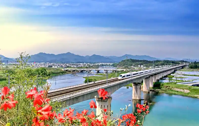最美高铁.黄山市委宣传部供图