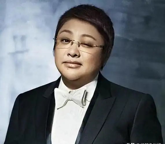 韩红漂亮成功!瘦到脸脱相撑不住衣服,网友表示变太多认不出