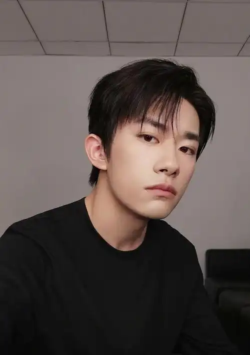 原创19岁易烊千玺颜值彻底逆袭!新自拍照帅出新高度,魅力真无处安放?