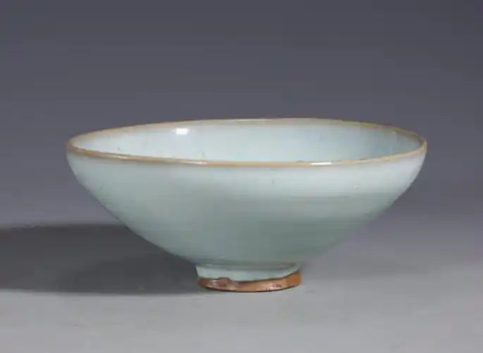 临汝窑粉青釉敛口碗  宋代敛口,曲腹,小圈足,器表施粉青色釉,足部露胎