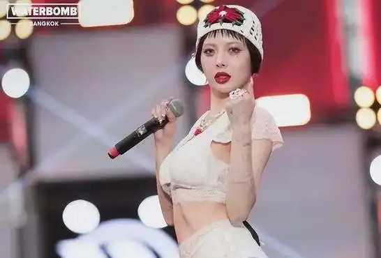 于文文演唱会穿紧身裤被质疑装扮过于大胆音乐才华被反忽视